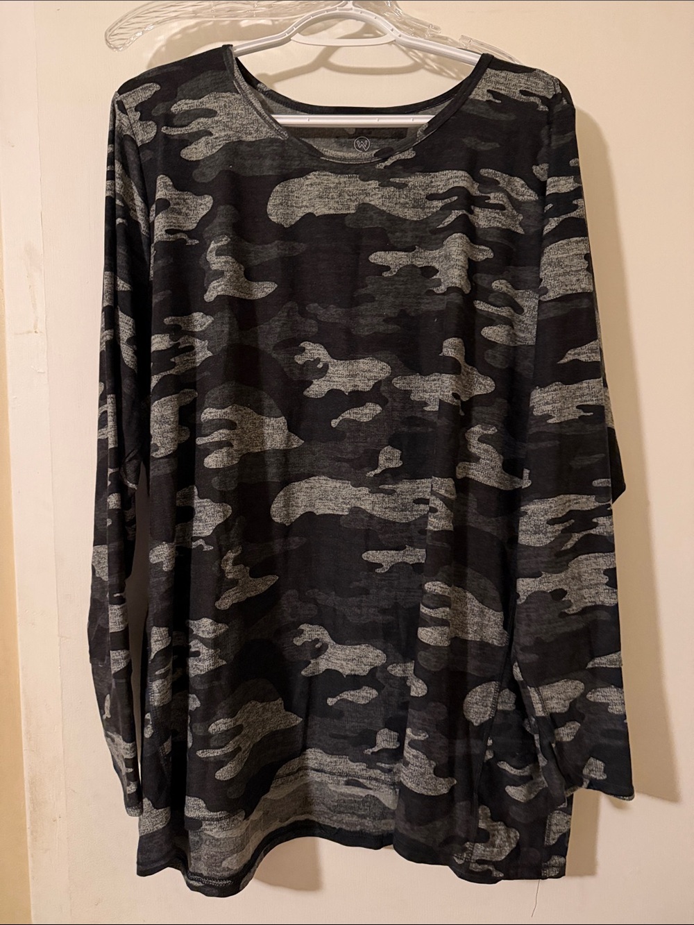 Women's Long Sleeve Crew Tee in Black & Gray Camo